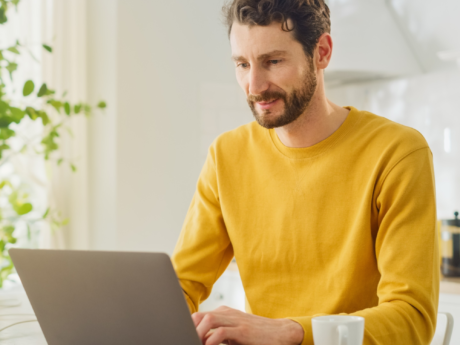 Homme sur un ordinateur portable