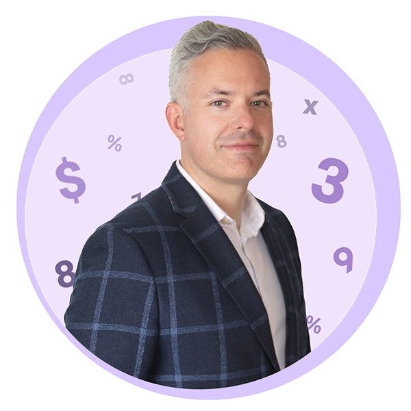 Portrait de notre syndic autorisé en insolvabilité, Adam Cardwell, sur un fond de cercles violets et d'icônes numériques.